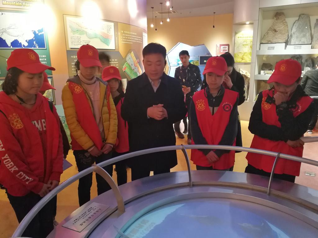 张老师为同学们进行细致的培训
