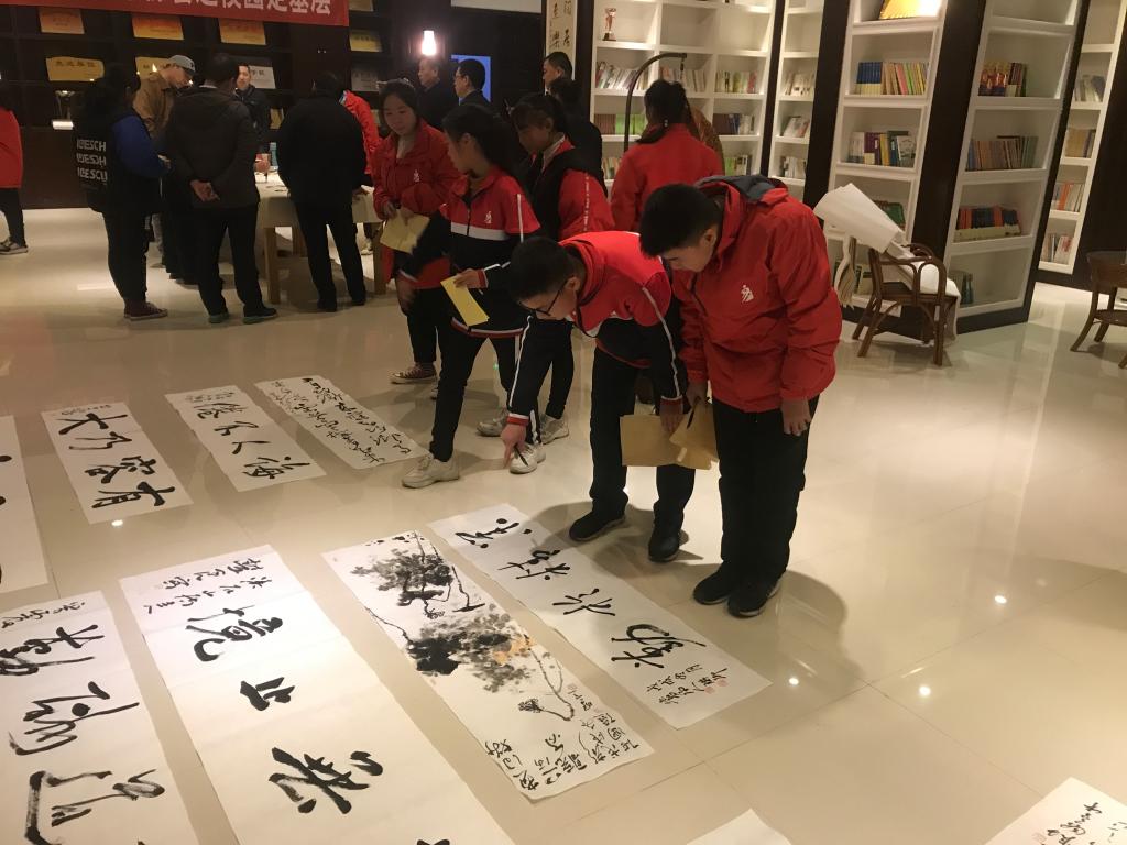孩子们互相交流