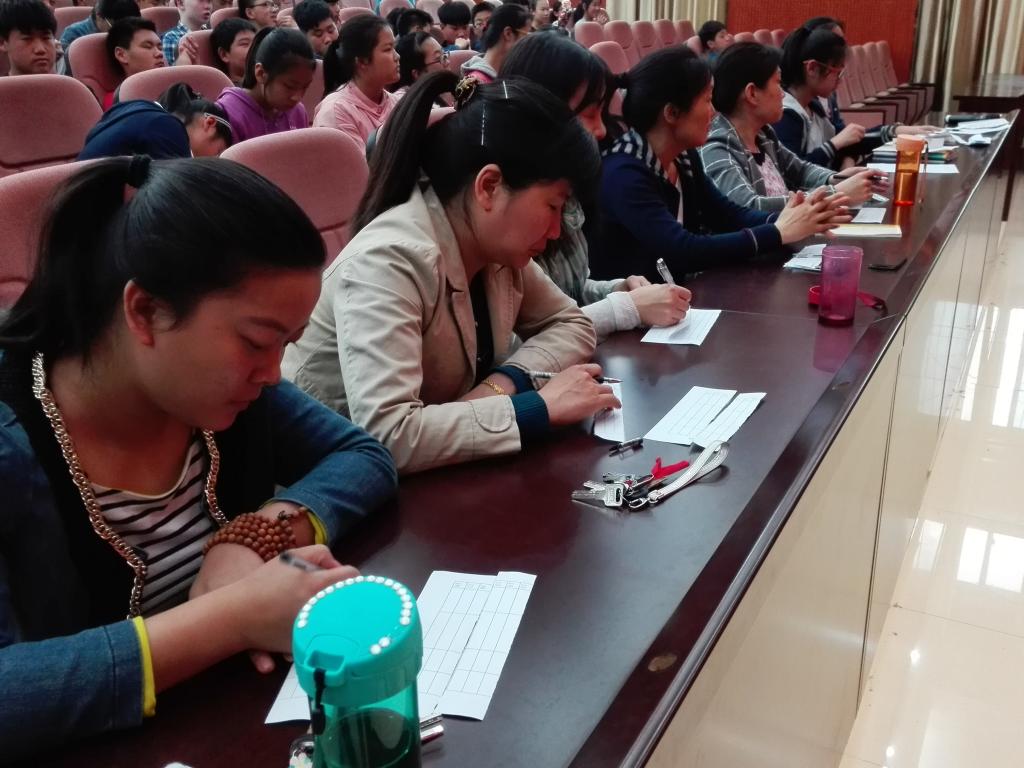 评委认真聆听
