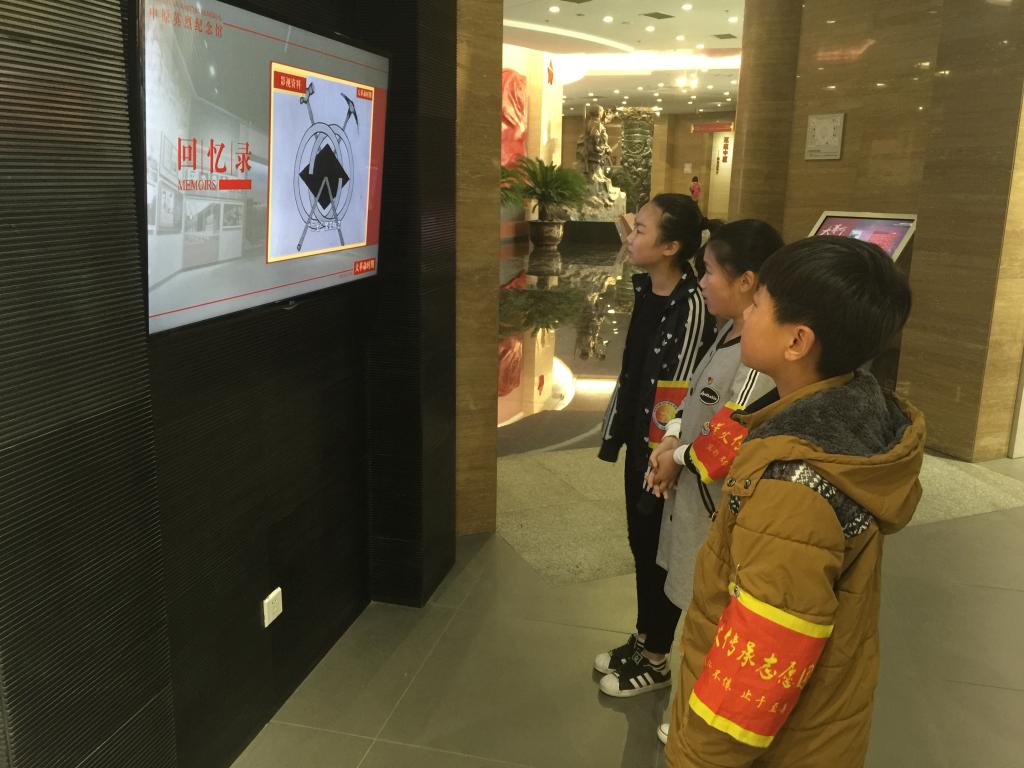 认真观看英烈事迹