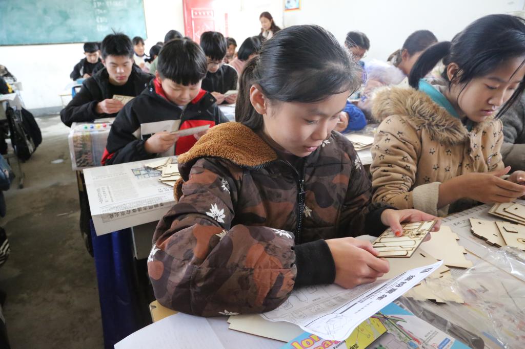 认真组装任务的同学