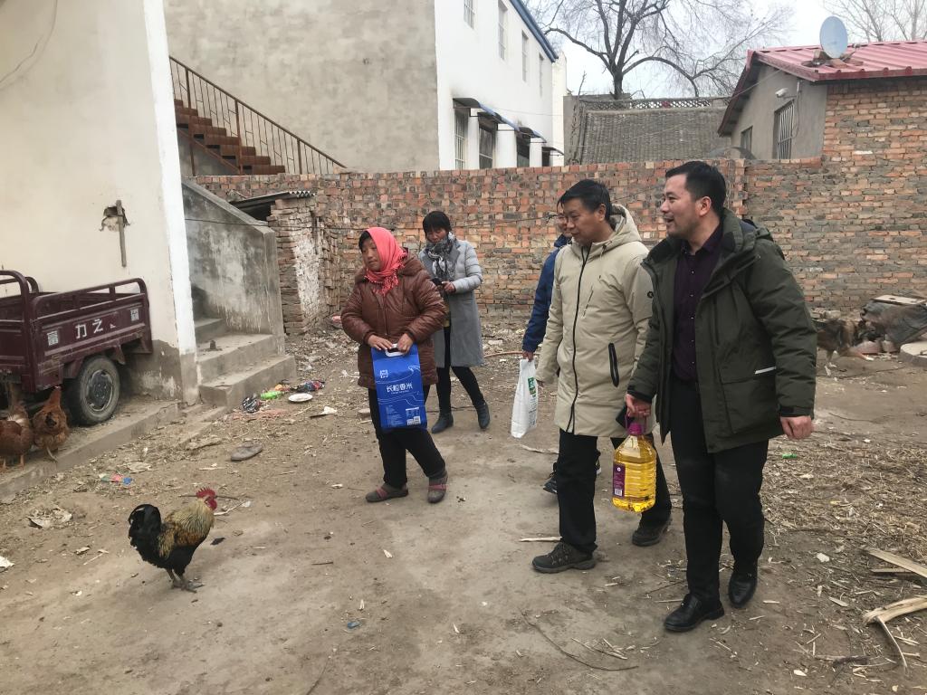 慰问贫困户