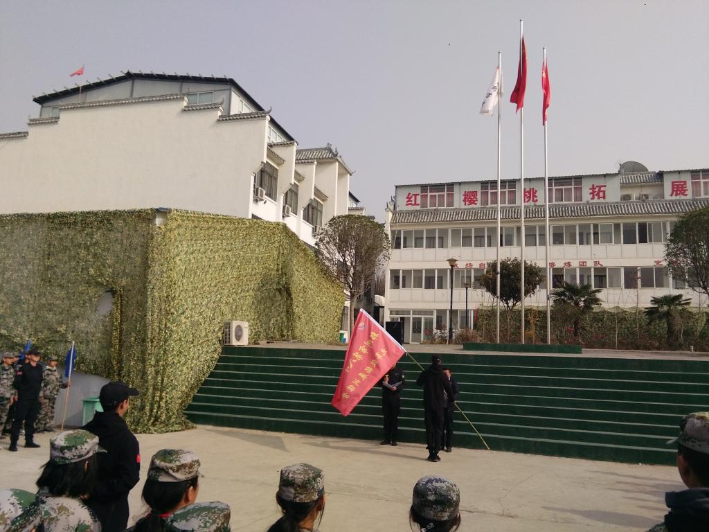 常校长授旗宣布开营