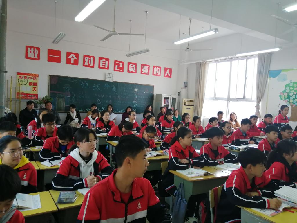 八二班家长认真观课