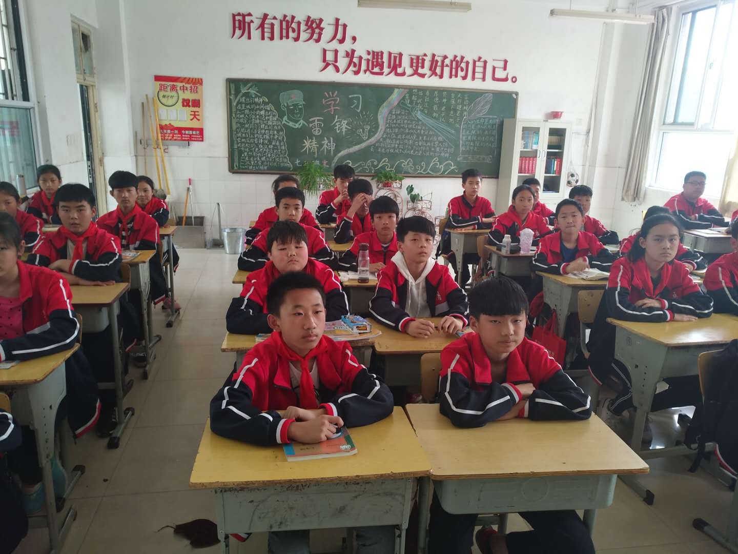 队员们认真思考