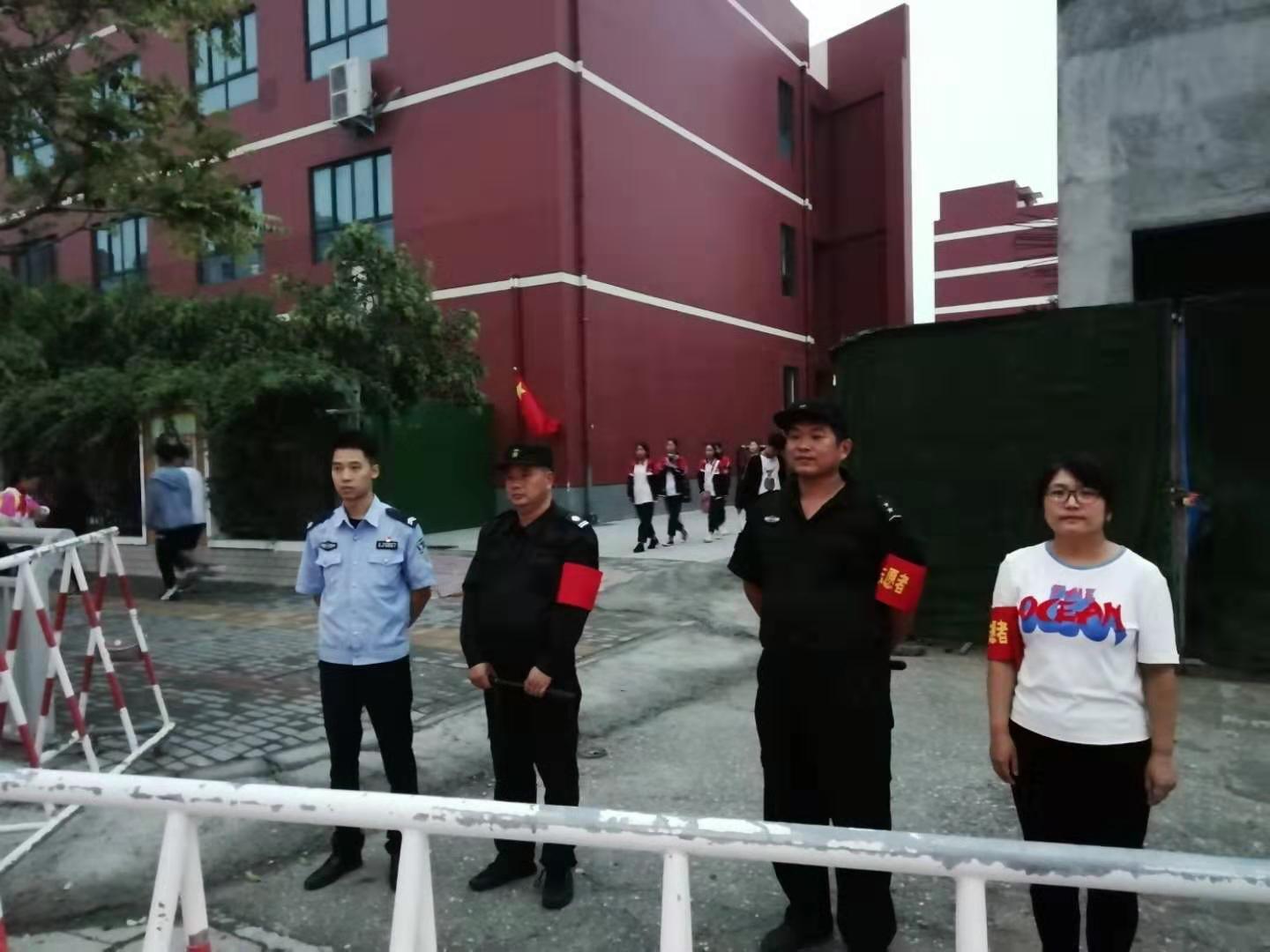 18点30分,公安联络员到校和值班教师、保安一起打造平安放学路