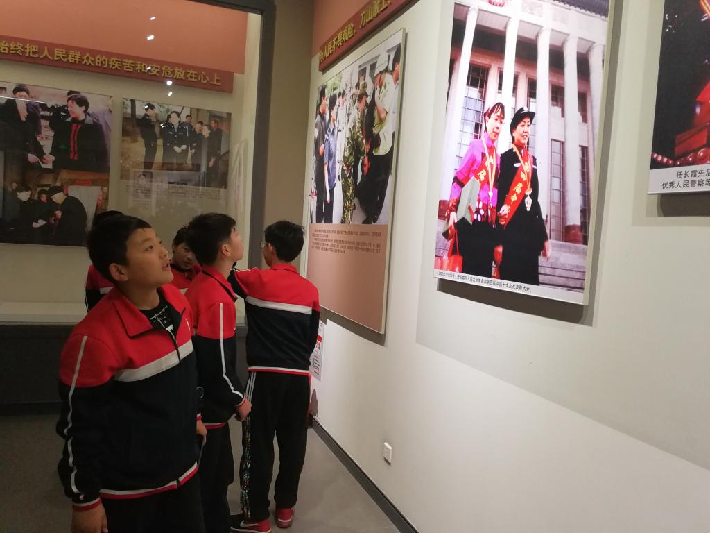学生在观看任长霞事迹