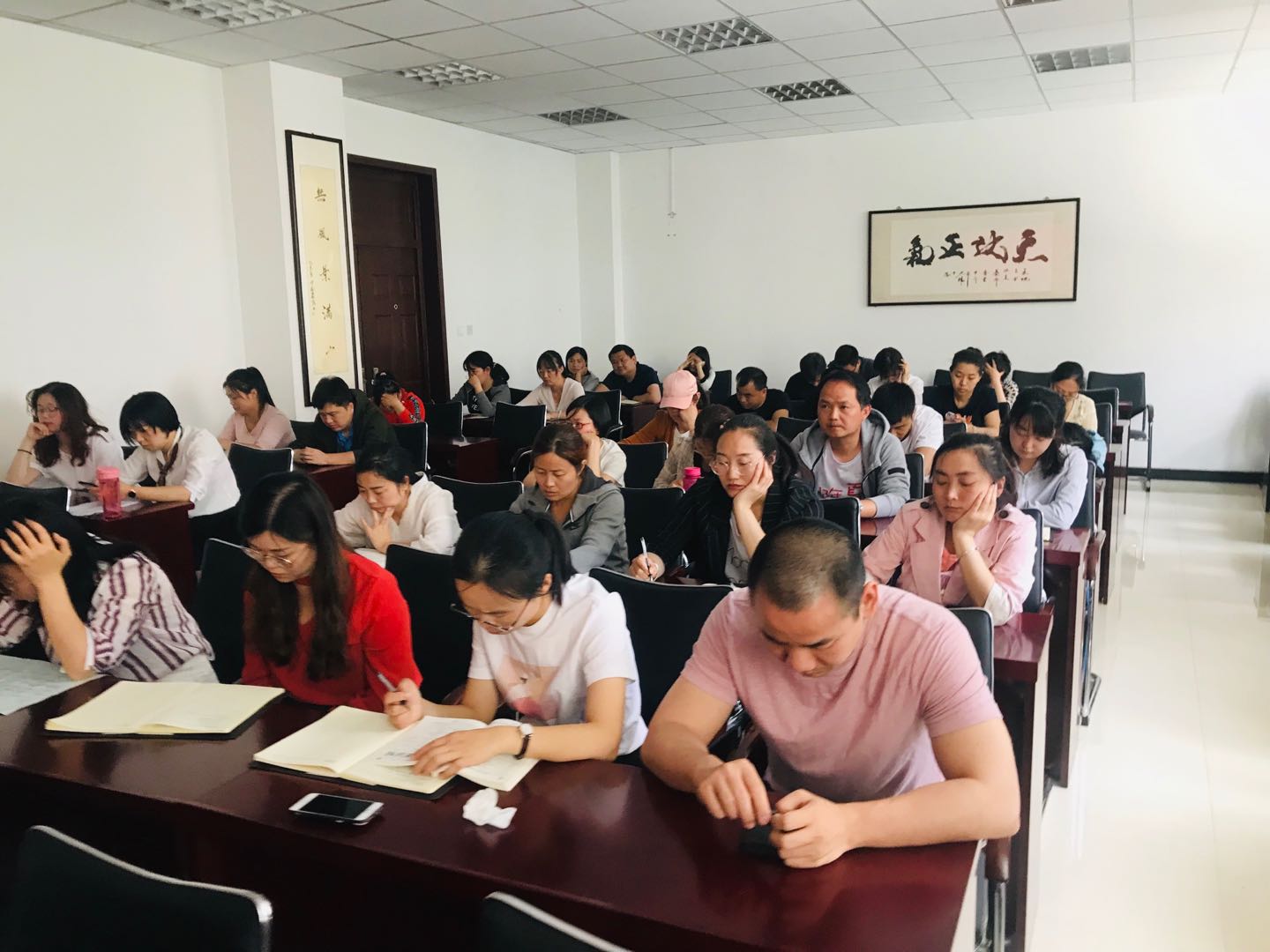 老师们认真聆听