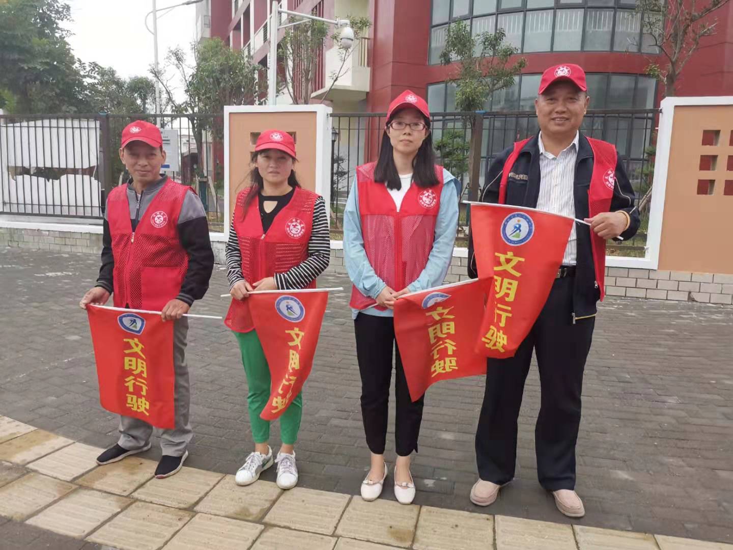 虽然温度很低,但是志愿者仍然准时到达路口,开始疏导交通