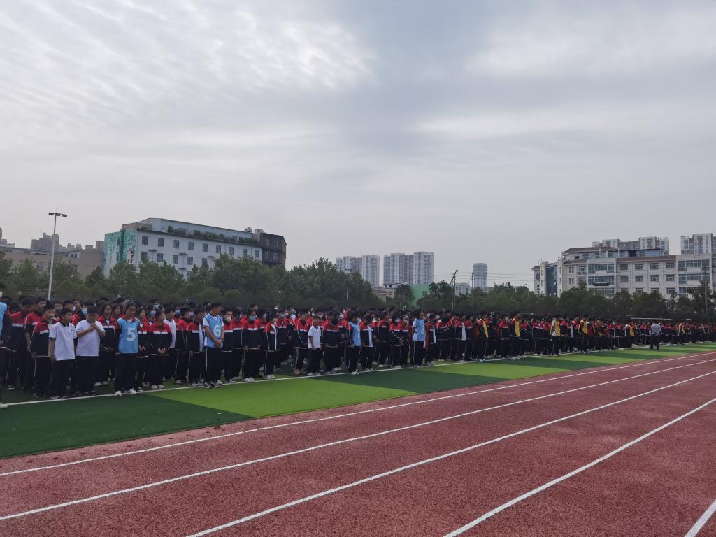 全体师生认真聆听