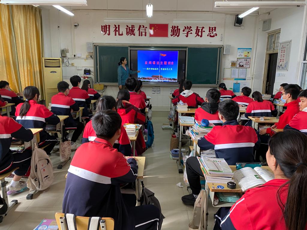 王莹老师在安全课上对学生进行安全教育