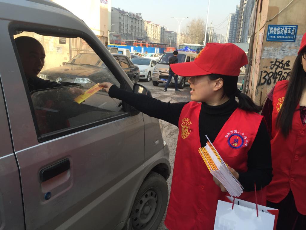 “学雷锋志愿者”教师代表正在发送宣传材料