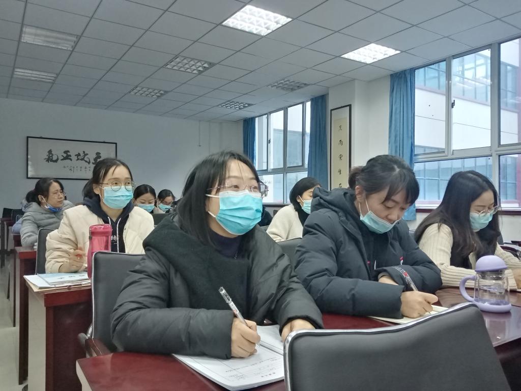 老师们认真倾听,用心笔记