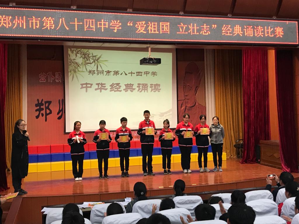 李校长为获奖学生颁发奖状