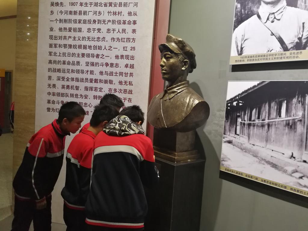 认真观看革命英烈事迹