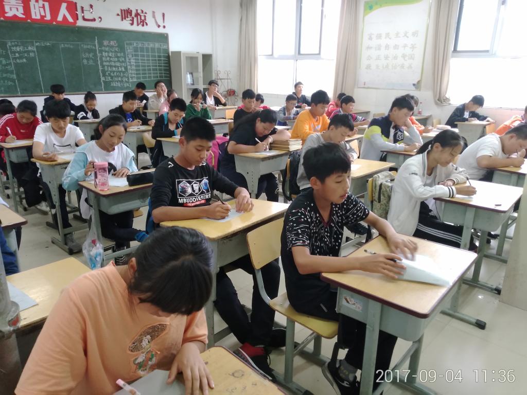 肃静的考场