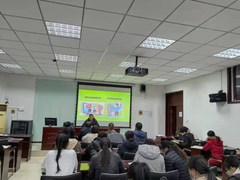 王校长在教师例会上进行防电信诈骗专题培训