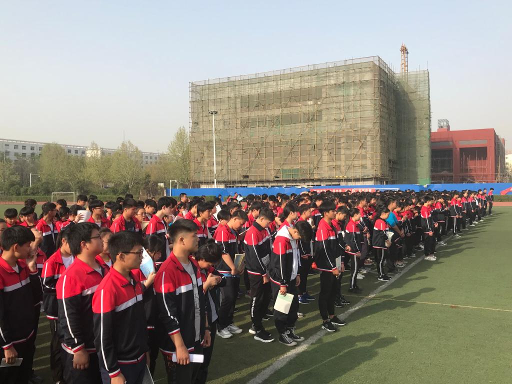 学生们认真聆听