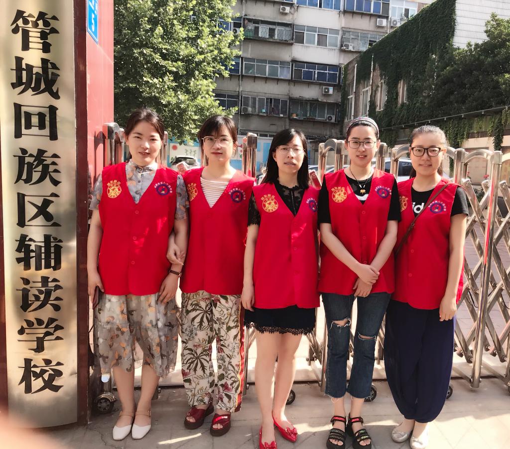 参与志愿活动的志愿者们