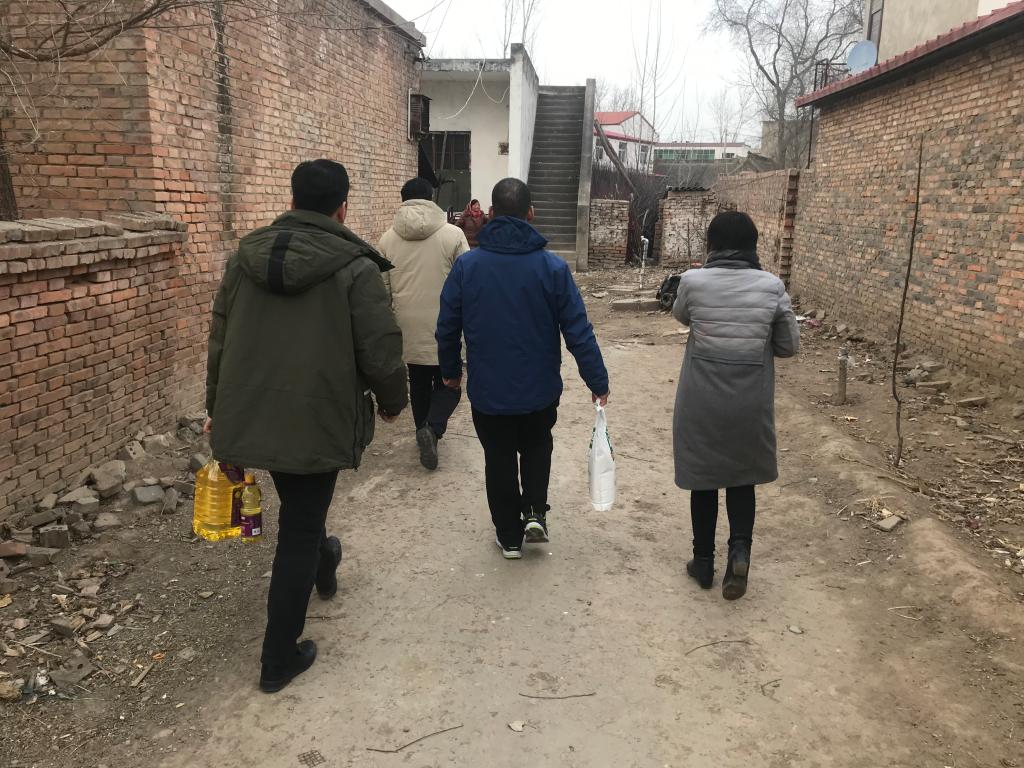 慰问贫困户