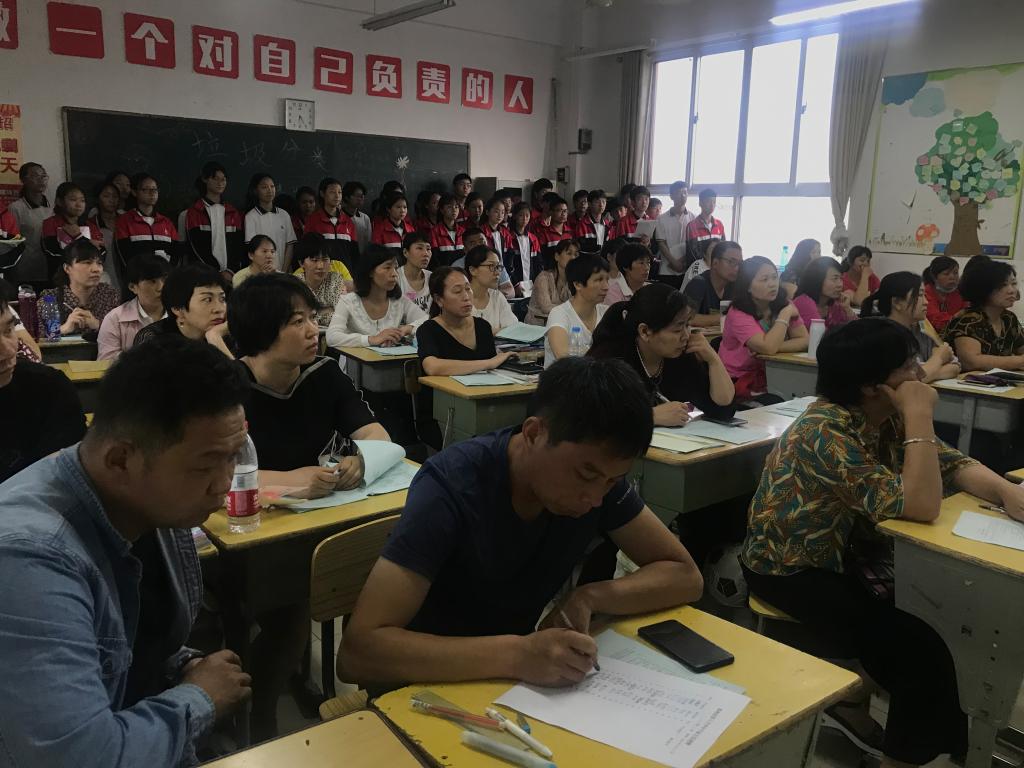 教室内的家长及孩子们
