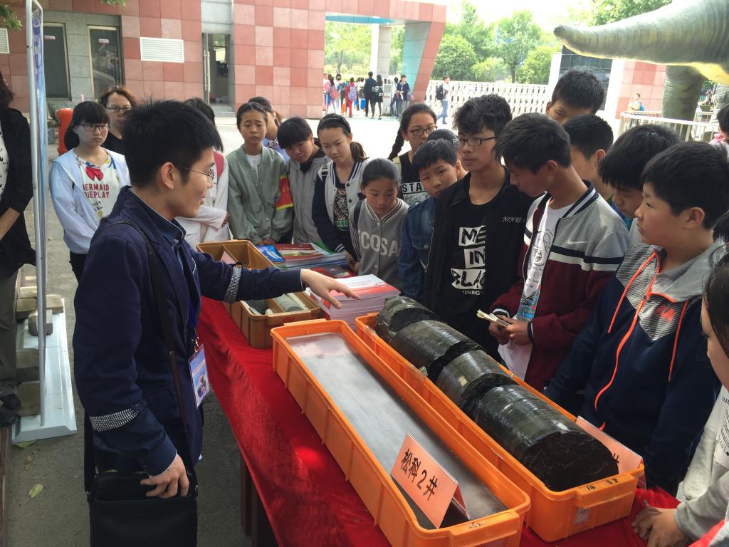专家学者为学生们讲解岩芯特质