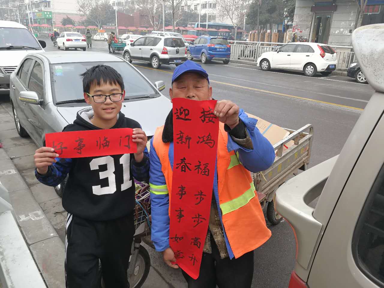 孩子们送春联