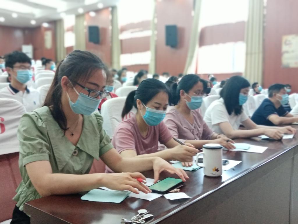 评委们认真查看评分细则