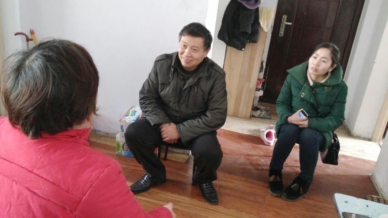 王校长和学生家长交流