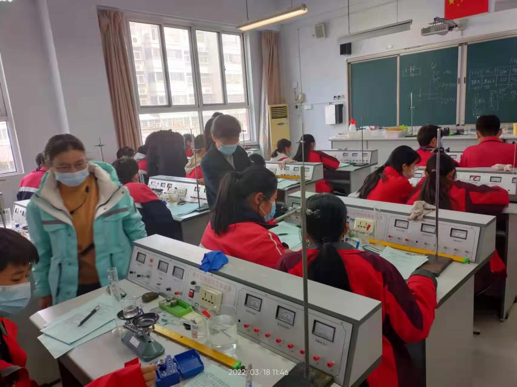 李婷婷老师辅导学生实验