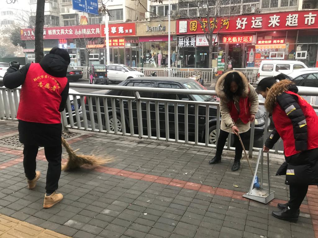 清扫辖区道路垃圾