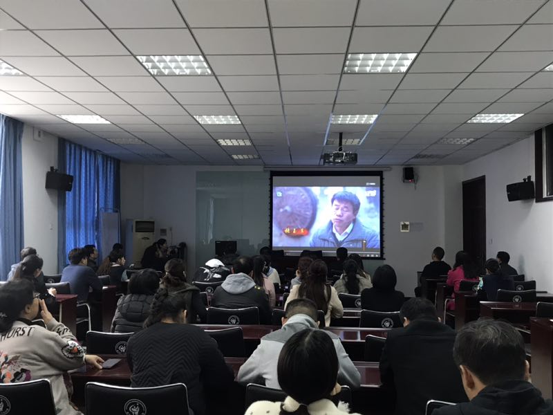 老师们认真观看张玉滚事迹介绍视频