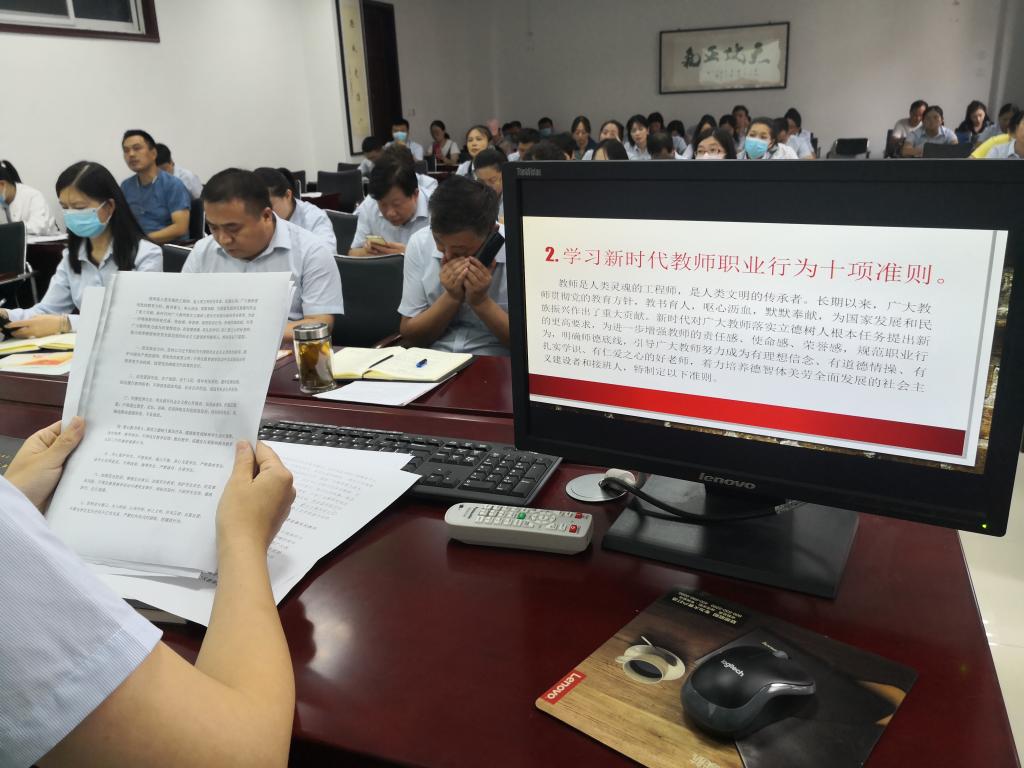 周刘娟老师带领老师们学习新时代教师职业行为十项准则