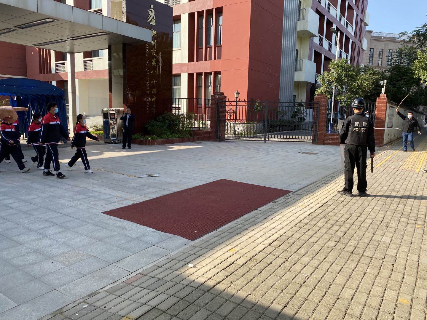 学生放学期间遇到危险