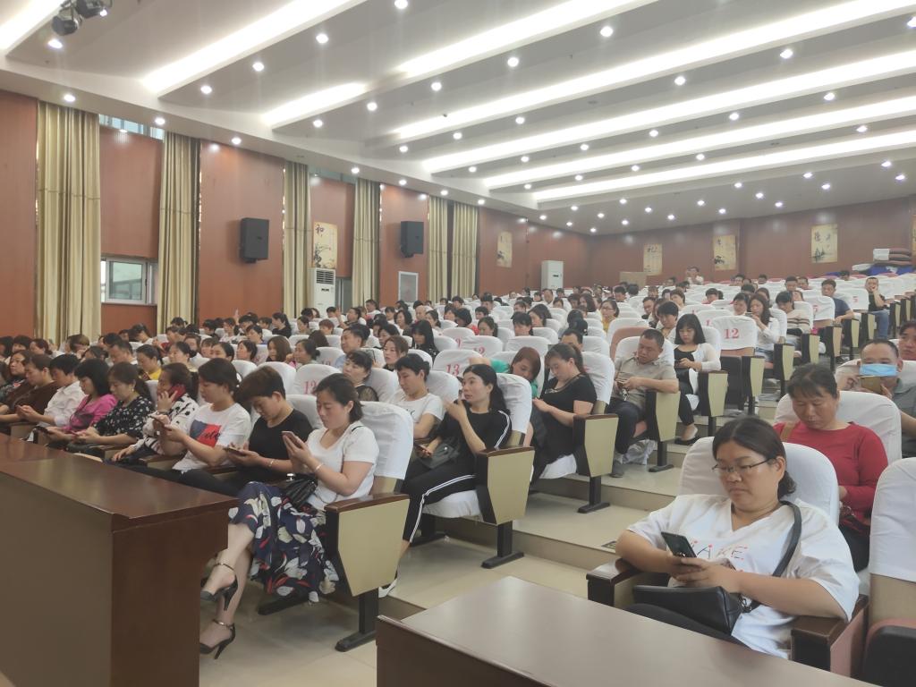 认真聆听的家长——现场扫码加入平台
