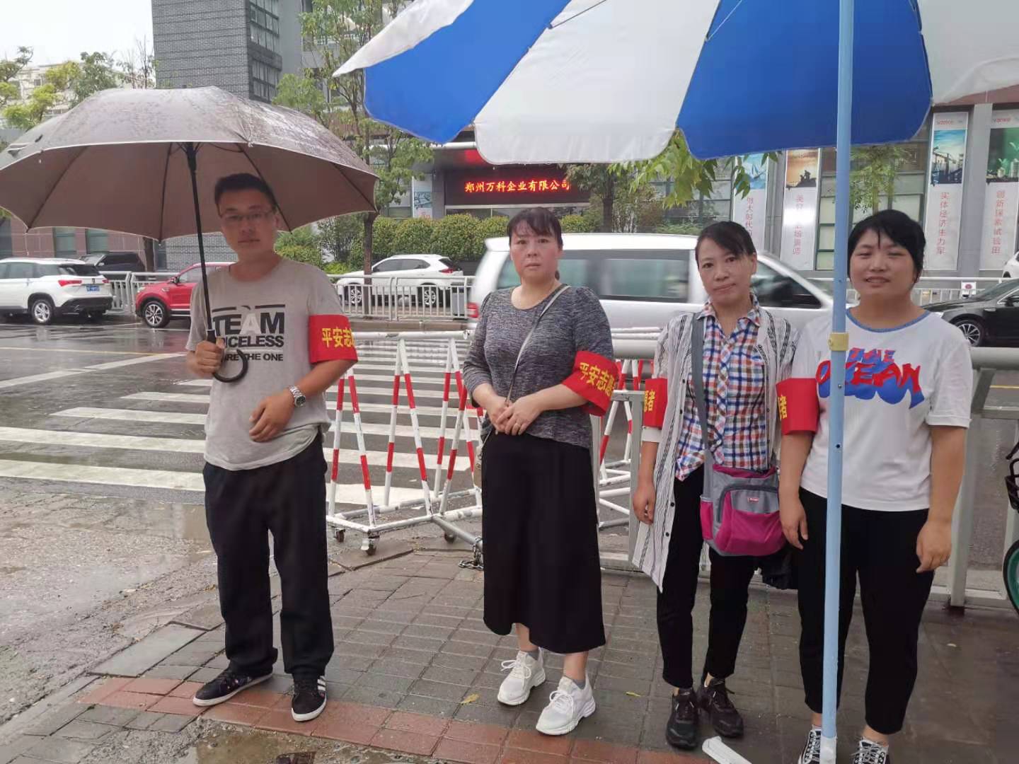 早晨,八二班的两位义务志愿者家长就准时来到学校,和值班教师一起迎接学生入校