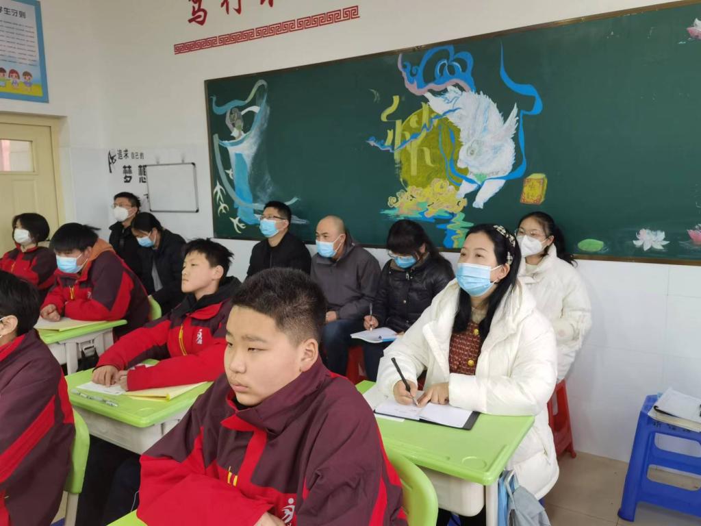 李老师及数学组全体教师观摩中