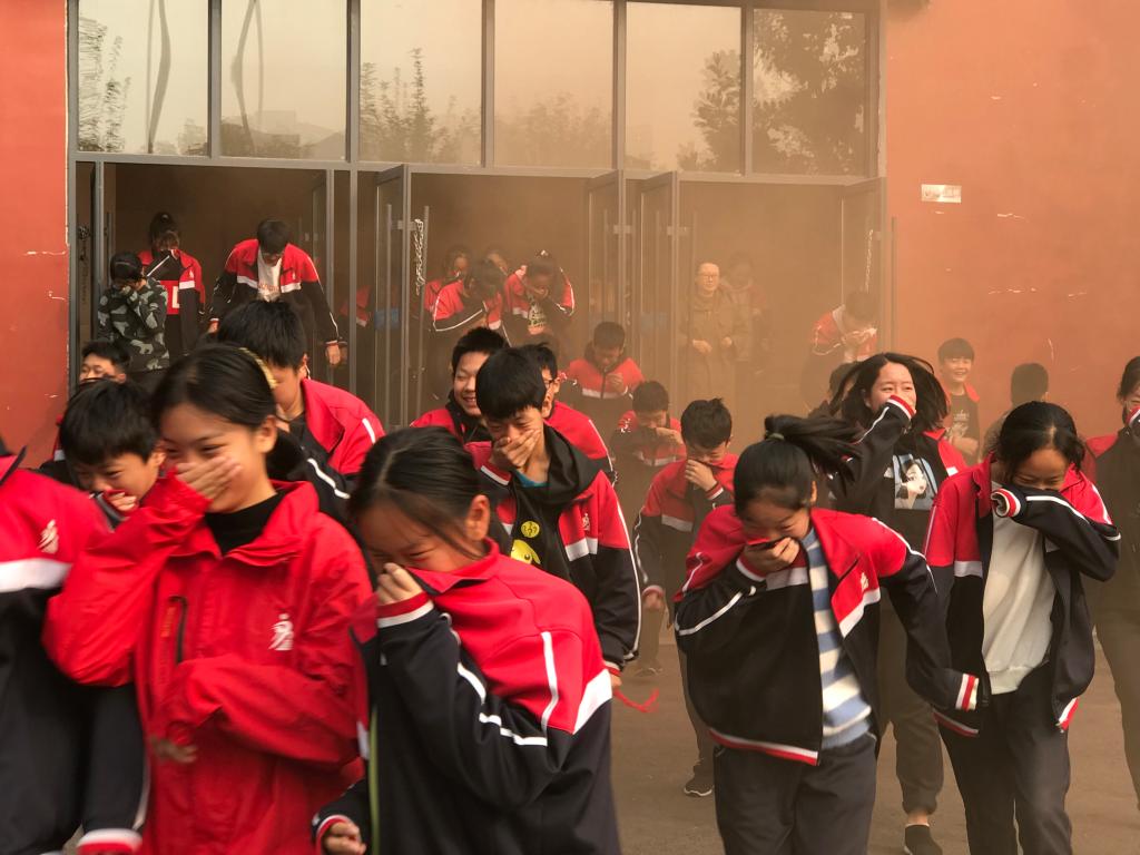 学生迅速疏散