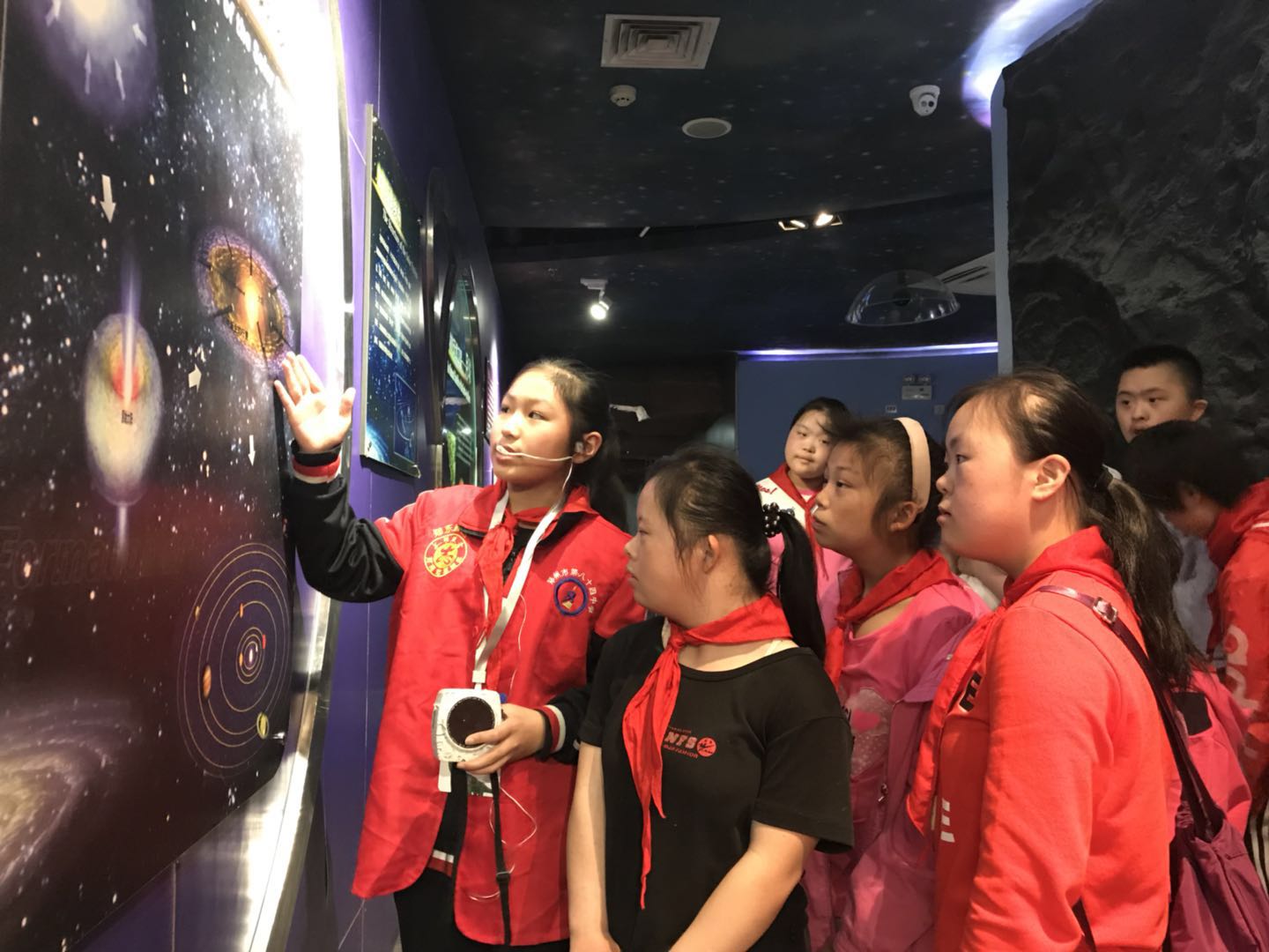 志愿讲解员为辅读学校孩子们讲解