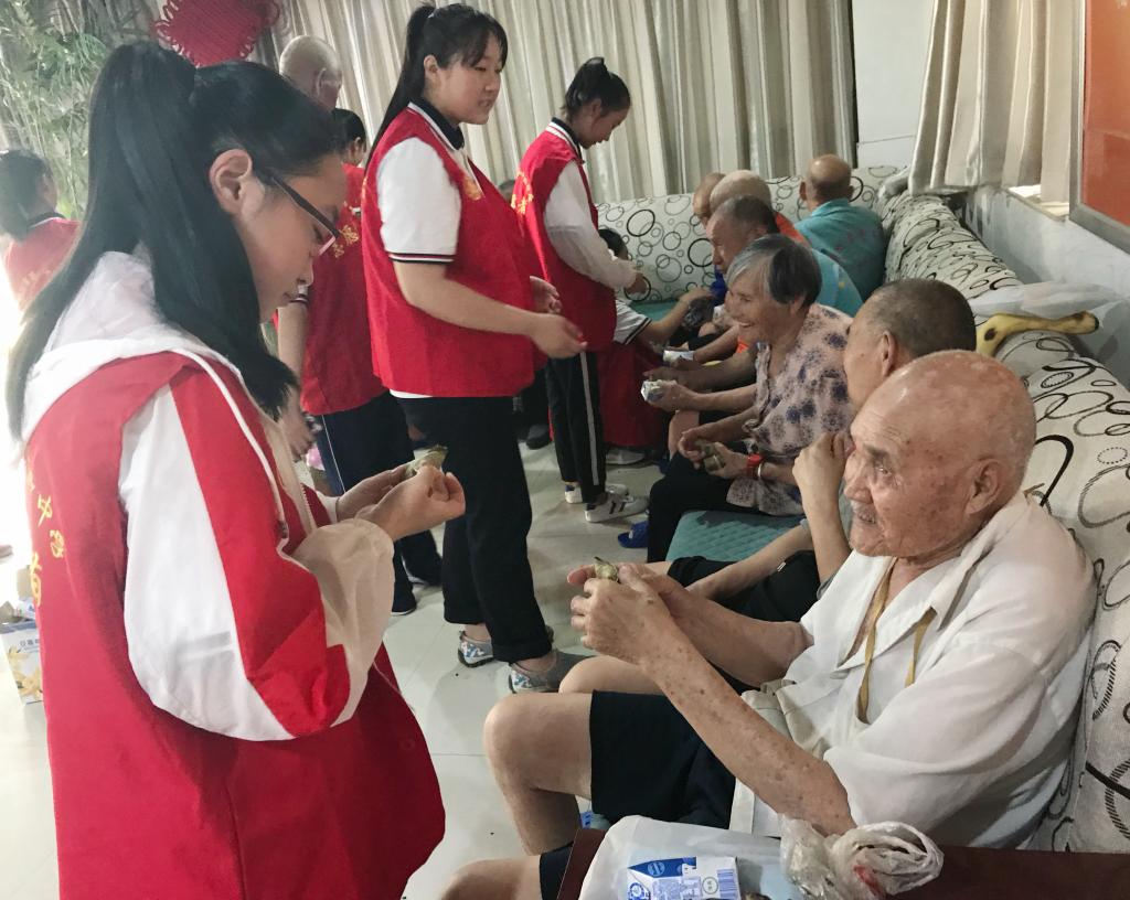 志愿者们送上慰问品