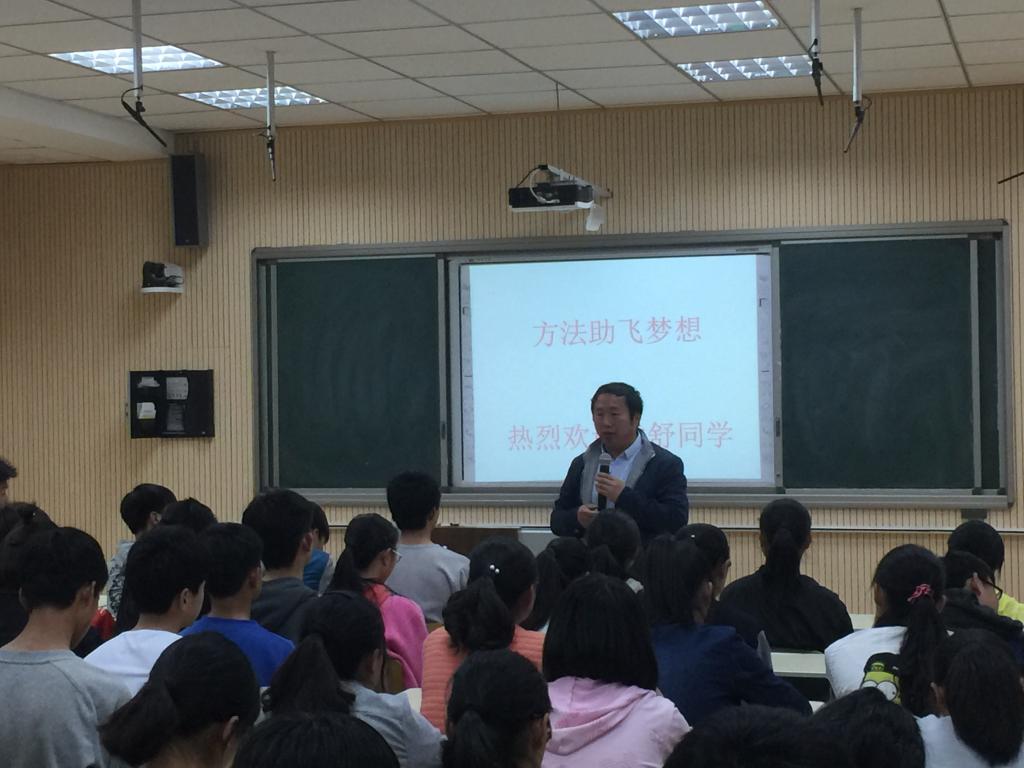 常校长为九年级毕业生加油鼓劲