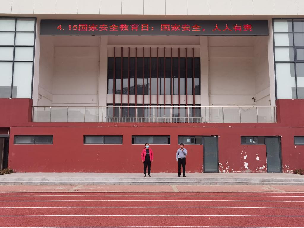 常慧钦校长向全体师生介绍国家安全知识