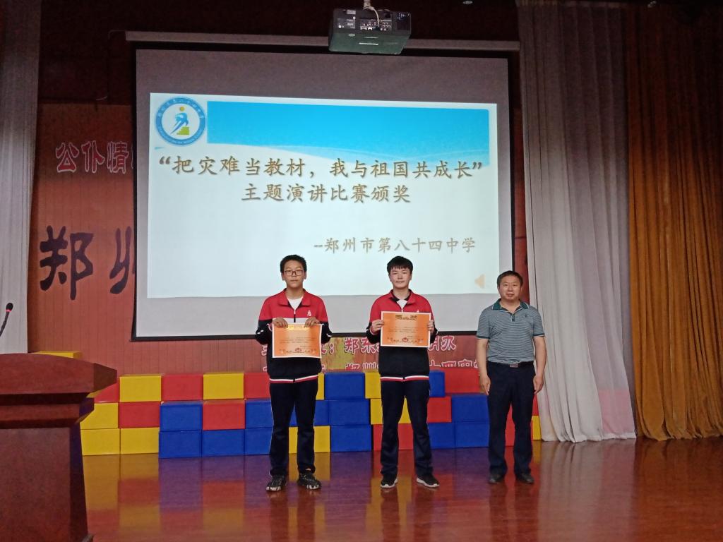 一等奖获得者合影留念