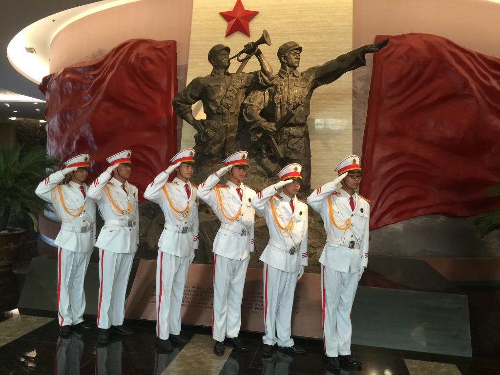 向英烈们致敬