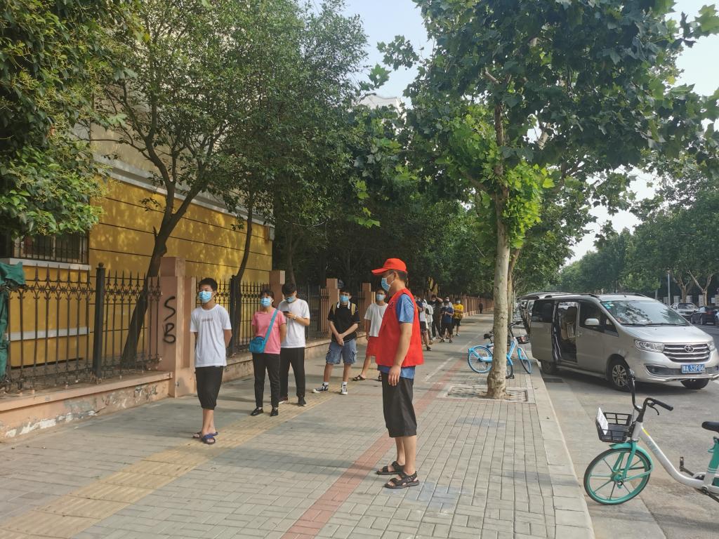 引导市民避开阳光暴晒