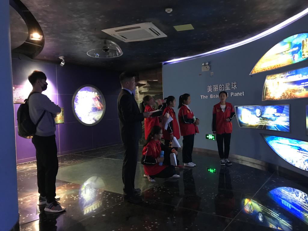 已经有观众开始聆听