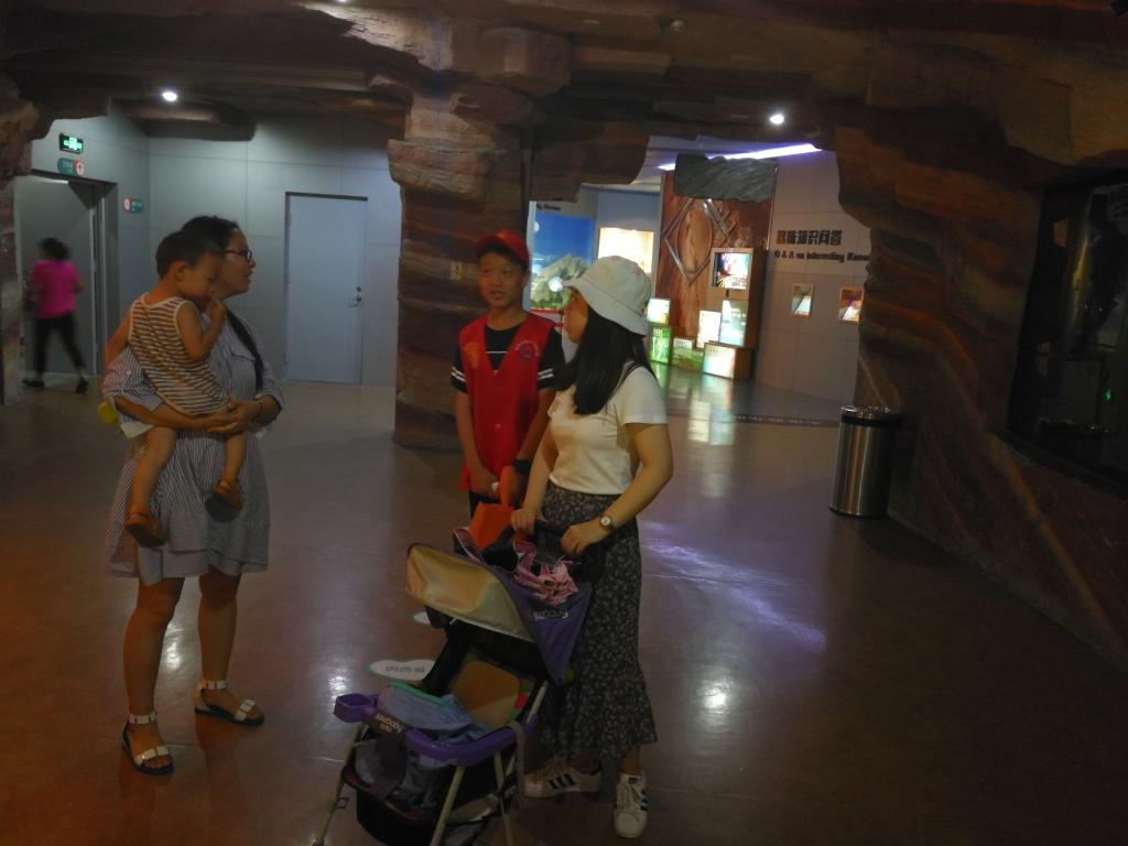 为参观的群众做讲解