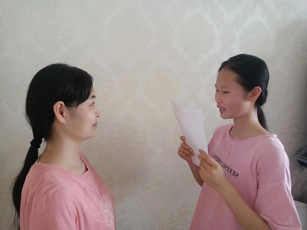 孩子给父母吟诵经典诗词