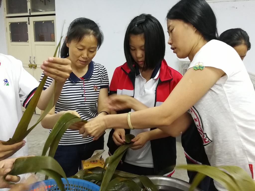 学校领导也参与活动当中