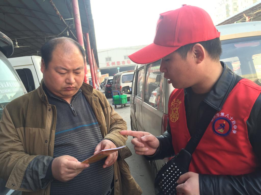 “学雷锋志愿者”教师代表正在为社区群众讲解无偿献血的益处